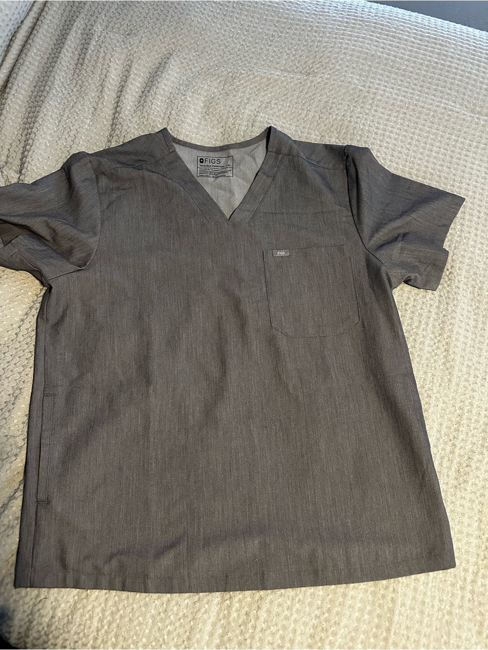 FIGS Men’s scrub tops. 2 in bundle both size XL